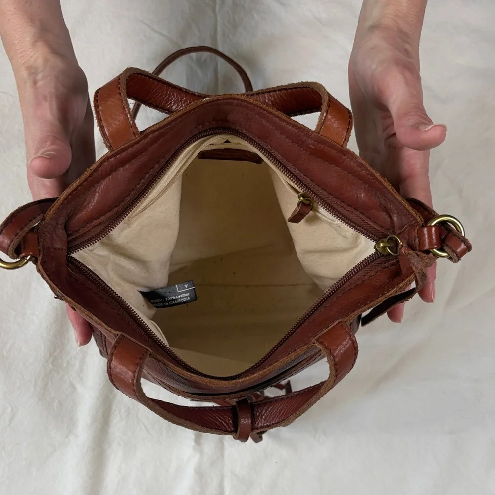 Chic Brown Leather Crossbody Bag with Tassel - Picture 4 of 7